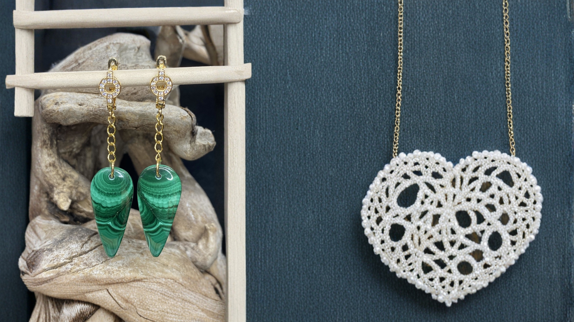 Bijoux artisanaux dorés et pierres vertes, cœur perles blanches, atelier pierres et bijoux à Bordeaux