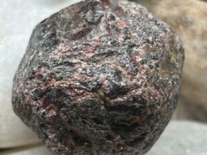 Pierre de Soin – Grenat Almandin Brut Cristallisé (Sri Lanka)