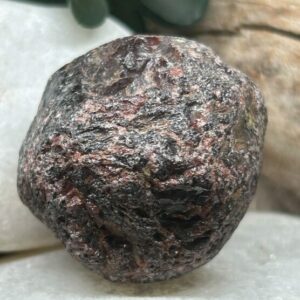 Pierre de Soin – Grenat Almandin Brut Cristallisé (Sri Lanka)