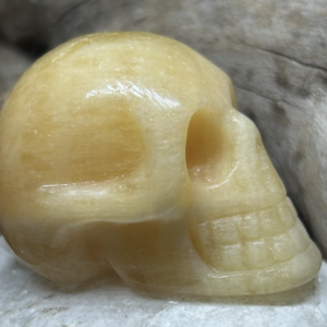 Crâne Sculpté en Calcite Orange Naturelle – Rayonnement & Joie